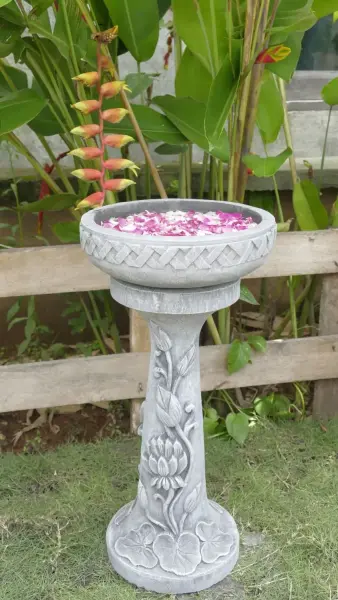 Artikelbild 2 des Artikels “Rinjani - Sockel, verjüngt, mit Lotus-Motiv, Ø 24cm, 52cm H | Steinguss “